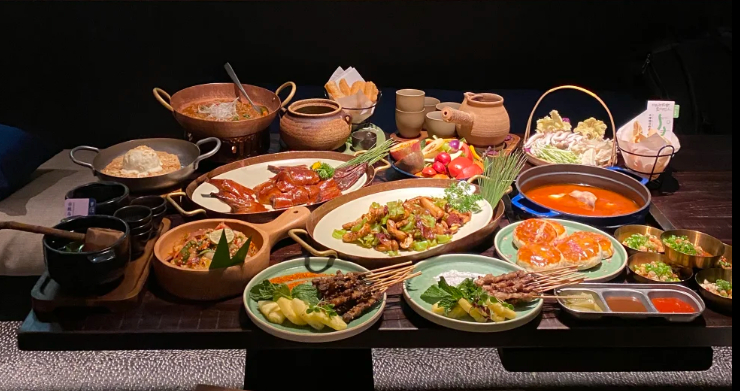 plats chinois sur un table